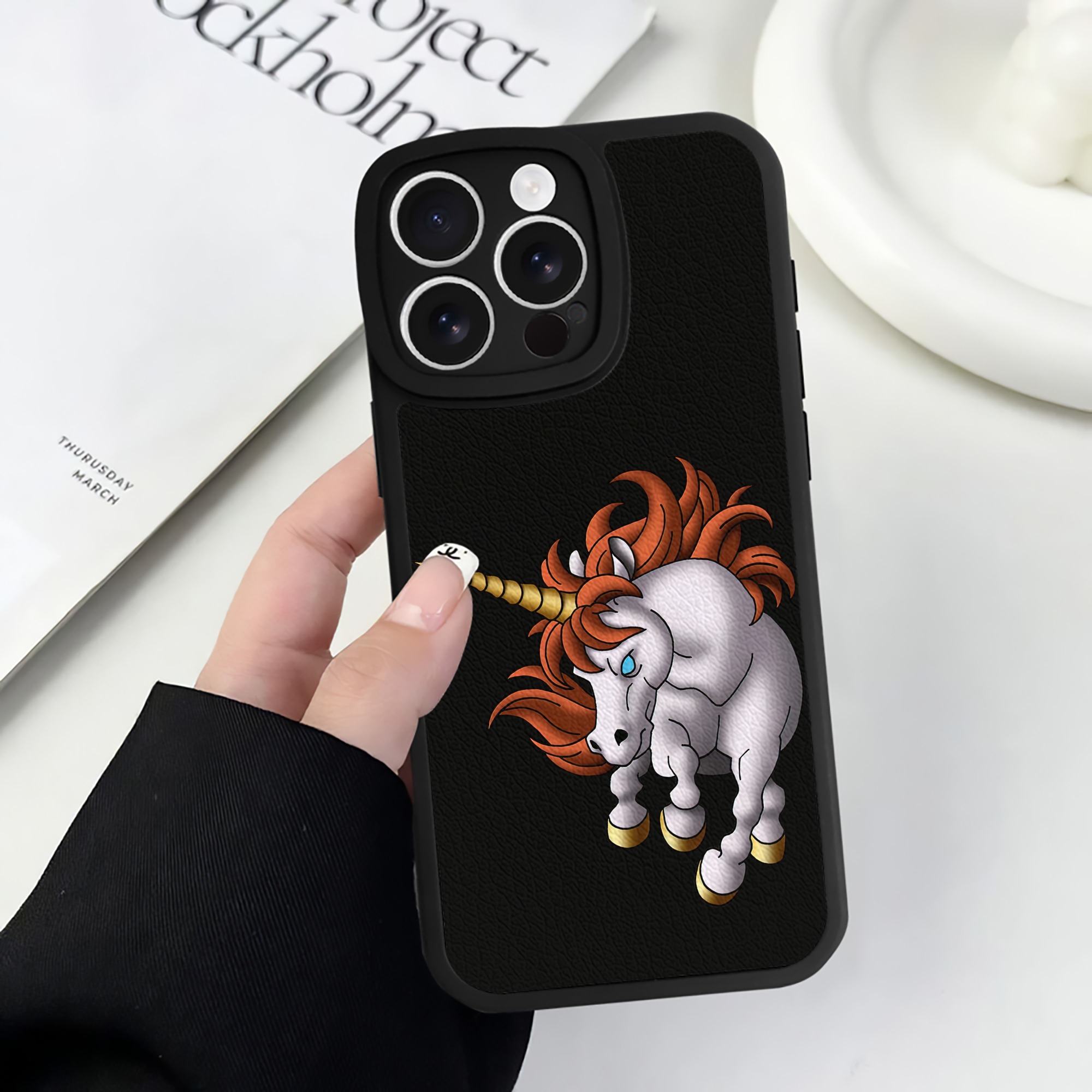 （画像用） ドラゴンクエスト Doragon Kuesuto Dragon Quest 【iPhone 16シリーズ対応】シリコンスマホケース（レザー調） 材質：シリコン